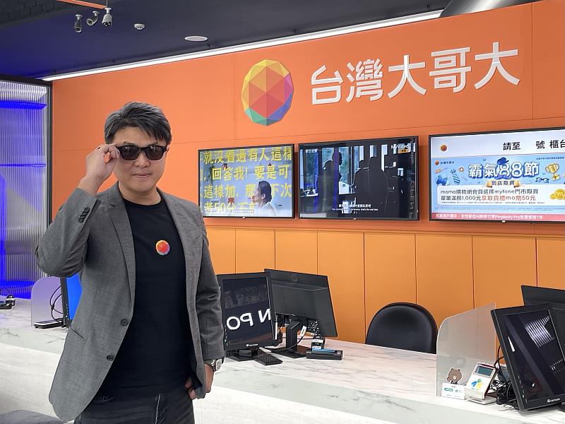 台灣大哥大個人用戶事業商務長林東閔分享，台灣人對HTC VIVE Eagle AI眼鏡的接受度高，由台灣市場適應性、前衛AI科技體驗和在地化服務三者催生，結合台灣大最大5G黃金頻寬100MHz「低延遲」、「廣連結」的優勢，讓用戶徹底「解放雙手」，體驗與AI眼鏡即時互動的多元應用，也讓5G的價值進一步提升。