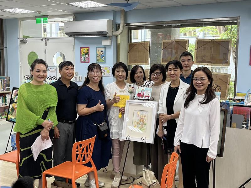 左起湖畔畫會理事長彭碧鈴、陽光國小蕭輝勳校長、新竹國小胡如茵校長、藝術家施雪紅、科園國小徐美玉校長、民富國小吳淑雯校長、青草湖國小周雯娟校長、家長會會長陳鐸震、文化局陳淑妃科長。