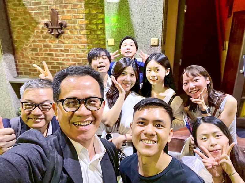 世新大學社會資源發展中心執行長蕭丁毓、校友會總會監事會主席簡元堂、澳門校友會副會長高永鋒接續拜訪其他澳門校友。（世新大學提供）