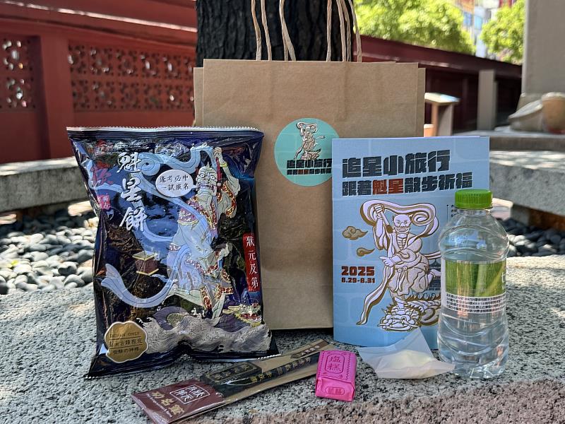 臺南文化局規劃「追星小旅行:跟著魁星散步祈福路線」,提供專屬赤嵌魁星筆、功名筆組,及象徵好兆頭的祈福點心,如包子、糕餅、粽子求功名「包高中」等,為考運加持、祈求魁星爺的庇佑。
