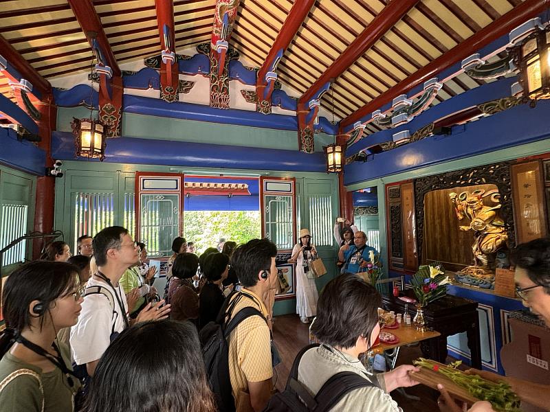 臺南「赤崁祭魁星」於農曆七月七號隆重舉行,由文化局長黃雅玲親自出席祭拜儀式,祈求魁星爺能為莘莘學子帶來聰明及智慧。