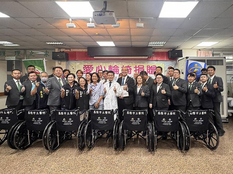 基隆市醫院的捐贈儀式，多位基隆市議員出席見證，展現對公益活動的支持與肯定。(永慶房產集團提供)