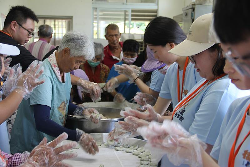 圖2 學員們在營隊活動期間進行餐食服務活動，完成客庄美食DIY製作及青銀陪伴，享受共餐交流的時光