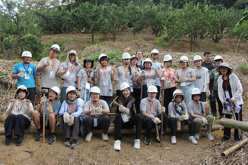 圖4 學員們在樟之細路協會及台灣千里步道協會帶領下，透過手作步道課程，了解所需工具及安全事項，隨後展開分組實作