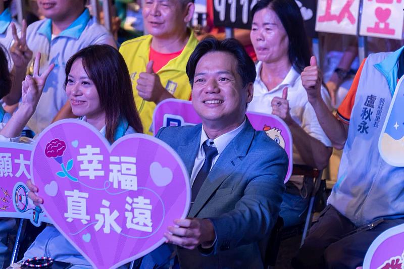 邱臣遠代理市長與市民共度浪漫七夕情人節夜晚。
