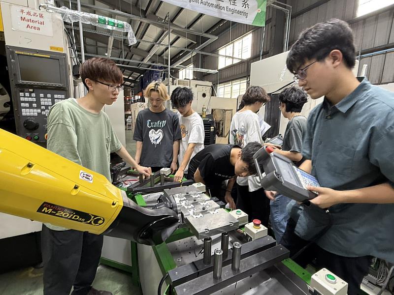 勤益科大學生與日本公立諏訪東京理科大學學生共同完成一條真正的自動化產線.
