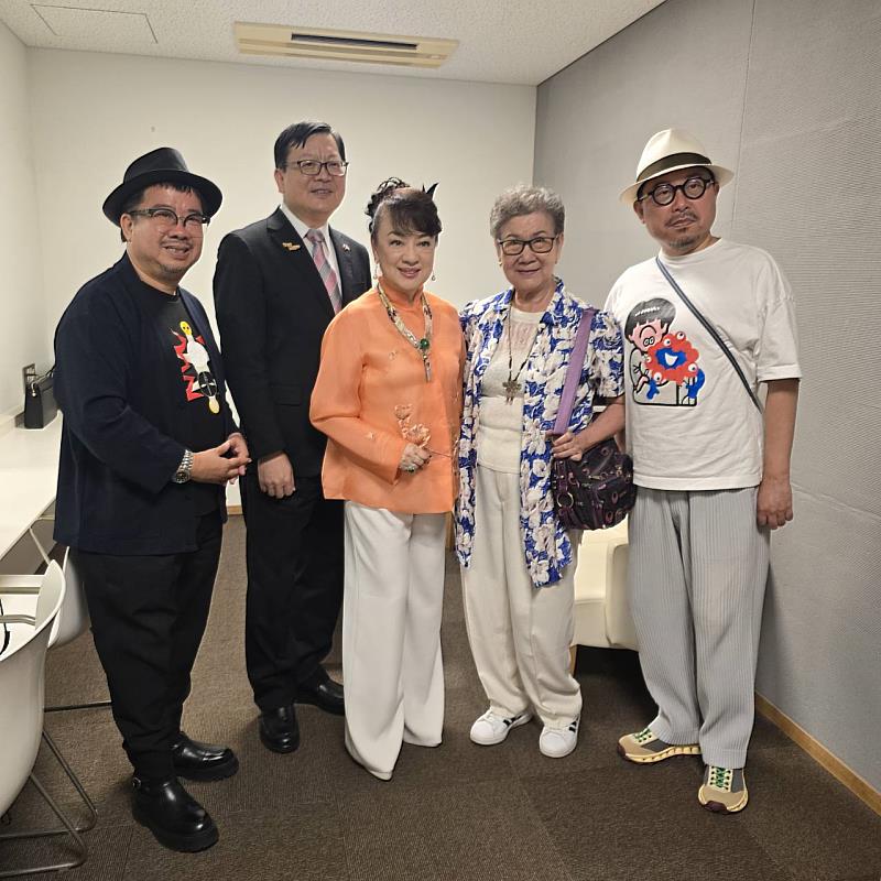 翁倩玉（中）、駐日代表處大阪辦事處處長洪英傑（左2）、臺灣文化中心主任曾鈐龍（右1）、國家影視聽中心董事長褚明仁（左1）開幕前合影。（駐日代表處臺灣文化中心提供）
