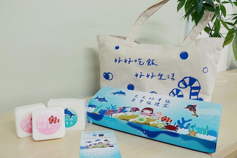 「天天好幸福・皂幸福禮盒」義賣價399元,香皂禮盒附贈帆布袋、大戶屋餐券。