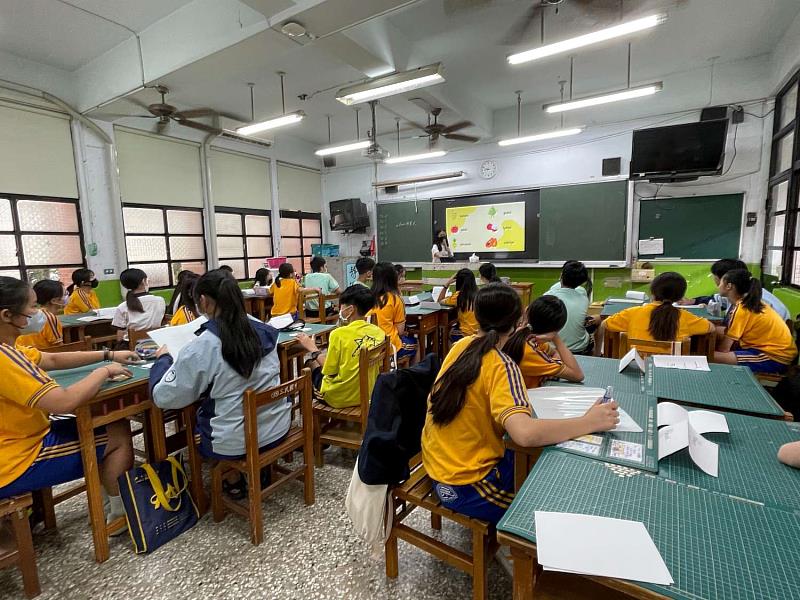 三民國中外師結合食農教育進行SDGs教學。