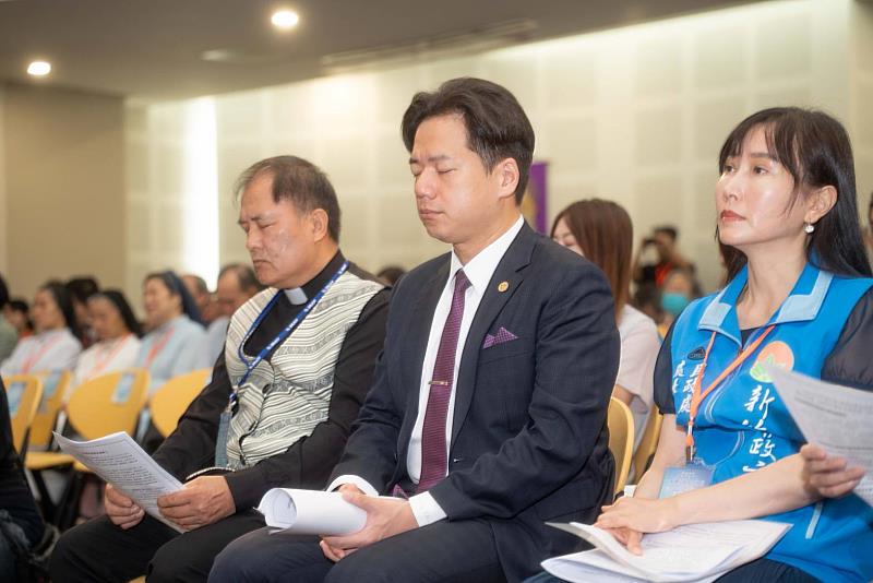 邱臣遠代理市長齊心為民禱告。