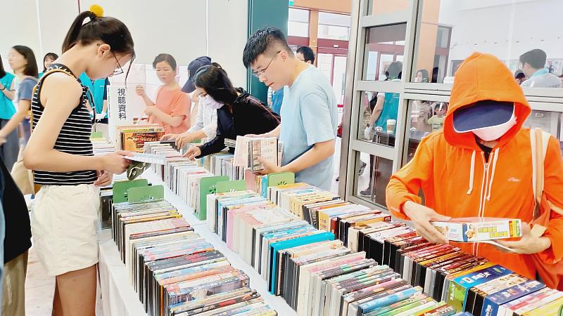 新竹市好書交換活動今天登場，吸引逾500位書迷書海尋寶。