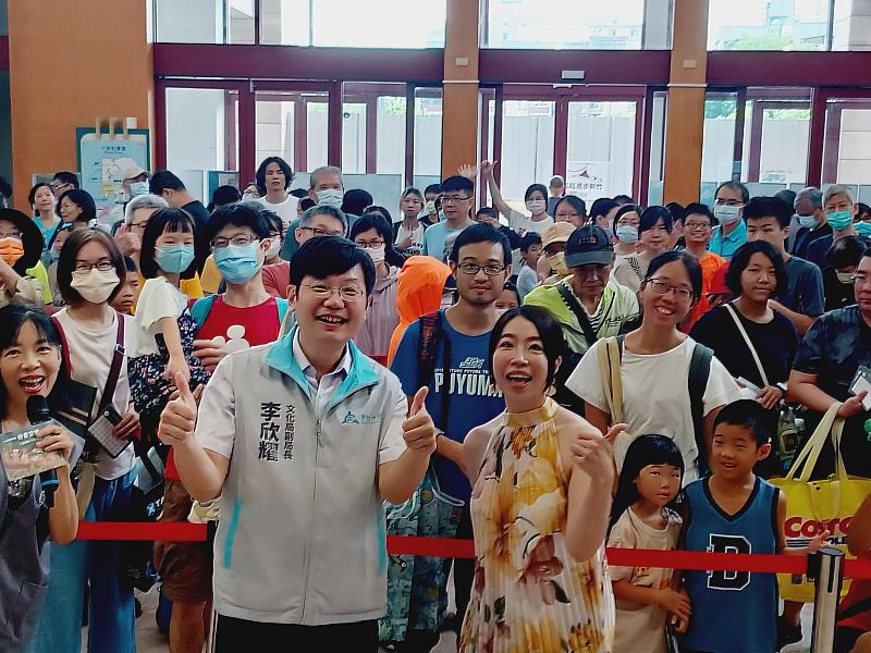 文化局副局長李欣耀、知名音樂人許惠鈞老師與現場參與民眾合影。