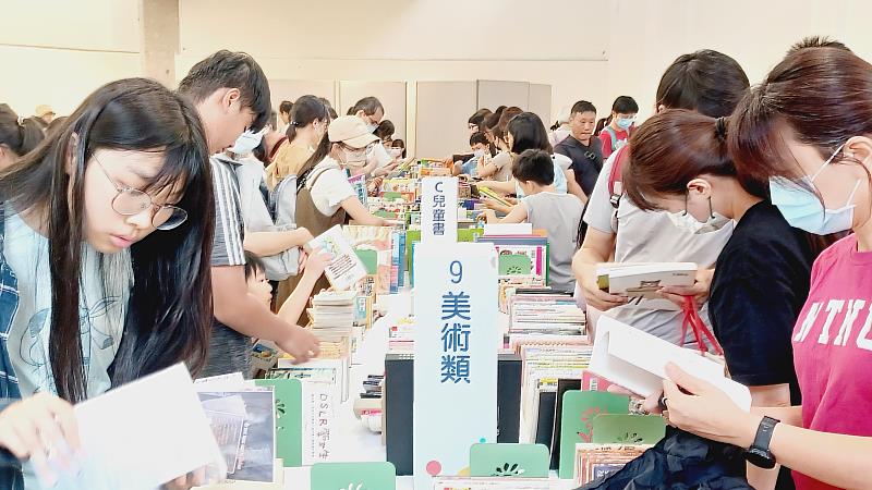 新竹市好書交換活動今天登場，吸引逾500位書迷書海尋寶。