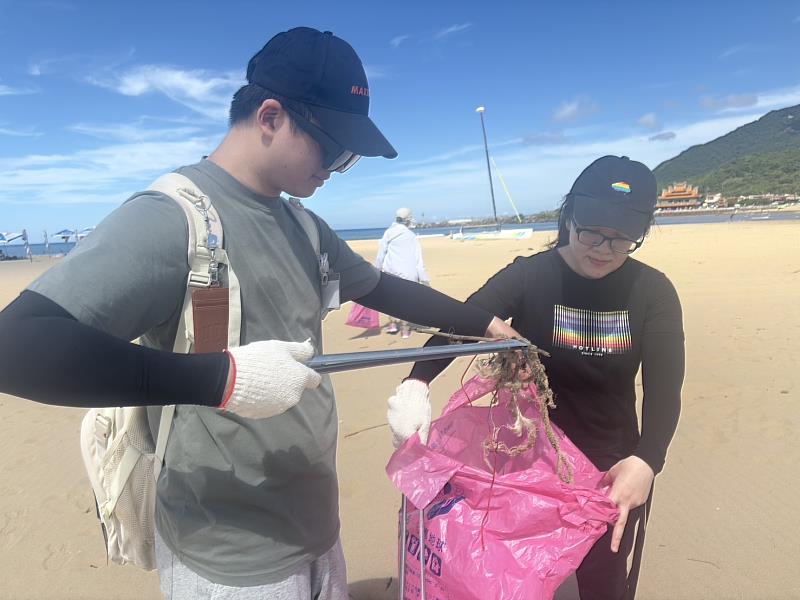 3、沙灘上，大家認真撿拾垃圾，為人類、海洋盡心力，希望大海重返昔日容顏。（圖/靈鷲山佛教教團提供）