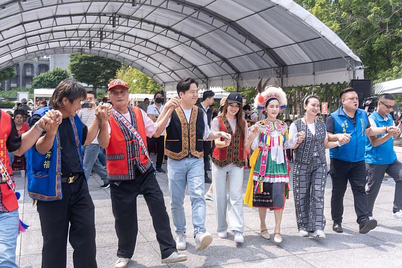 邱臣遠代理市長與市民齊跳大會舞同歡。