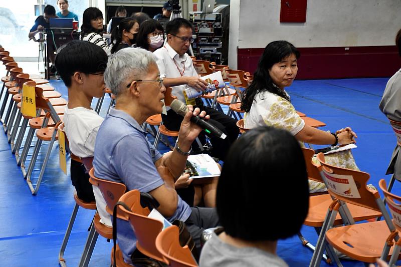 新生與家長在系所座談會中交流，進一步瞭解課程資源，增添信心。