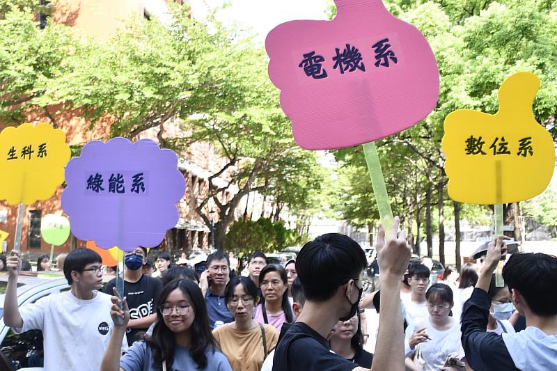 各系所新生與家長一同前往系上，準備參加系所專屬座談，進一步認識學習環境與資源。