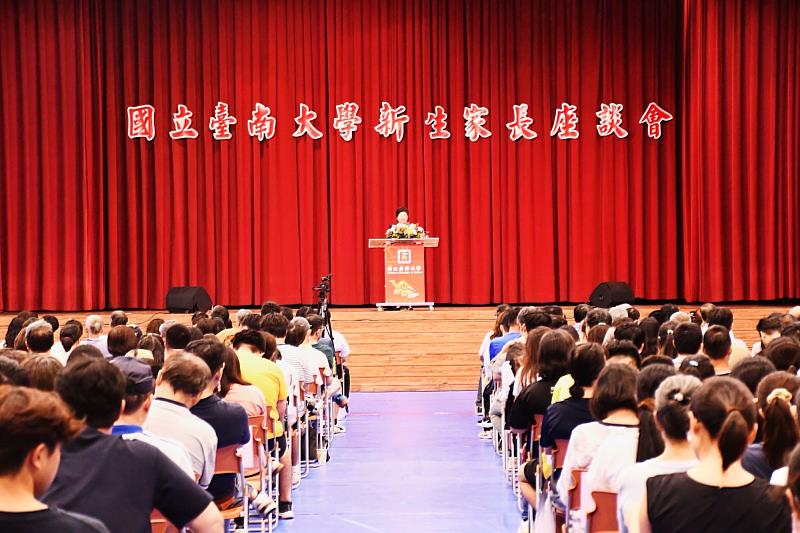 陳惠萍校長在全校性座談會上致詞，向家長與新生說明南大人才培育理念與發展成果。