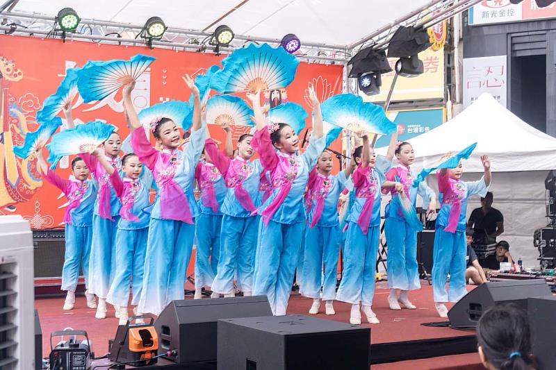 在地表演團隊輪番登台，欣蕾舞團呈現優雅舞蹈。