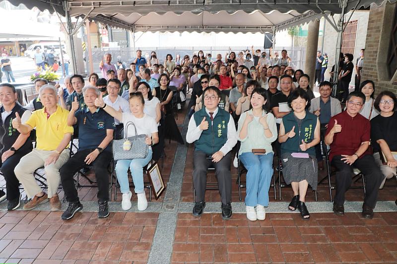 「海．人與土地－糊紙傳承創新特展」今（30）日於市定古蹟愛國婦人會館隆重開幕，市長黃偉哲偕同各界貴賓與參展藝師齊聚，共同見證這場融合傳統與創新的文化盛會。