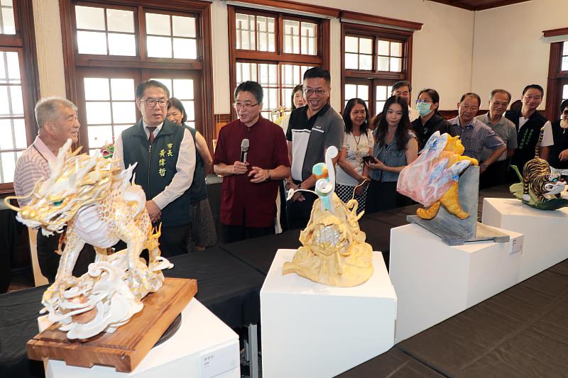 「海．人與土地－糊紙傳承創新特展」今（30）日於市定古蹟愛國婦人會館隆重開幕，市長黃偉哲偕同各界貴賓與參展藝師齊聚，共同見證這場融合傳統與創新的文化盛會。