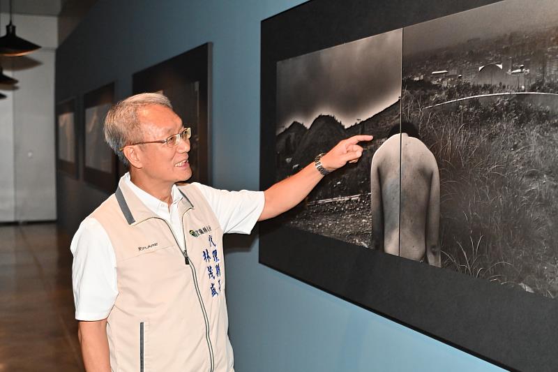 代理縣長林茂盛近觀欣賞「1997」系列作品