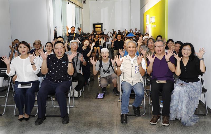 「我回來了－田名璋影像裝置展」開幕式代理縣長林茂盛、藝術家田名璋及貴賓合照