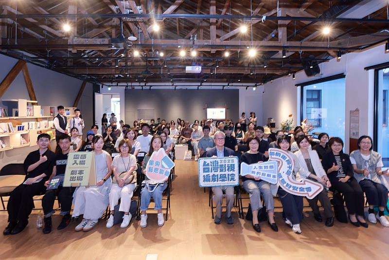 「台灣影視編劇學院」8月30日舉行開學儀式,文化部長李遠(右5)、文化部影視局長王淑芳(右4)、台灣影視編劇協會理事長蔡顗禾(右3)等與講師及學員們合影。