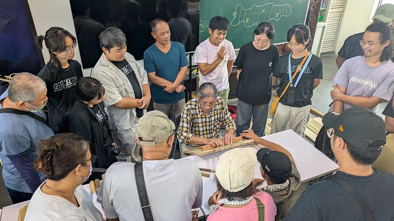 卑南族普悠瑪部落的鄭浩祥長老親自授課