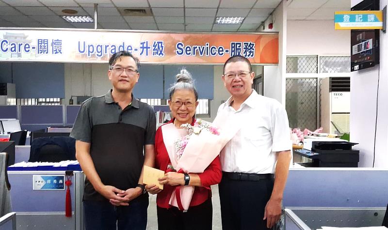 唐女士受訓期滿離職前與地所主任及課長合影