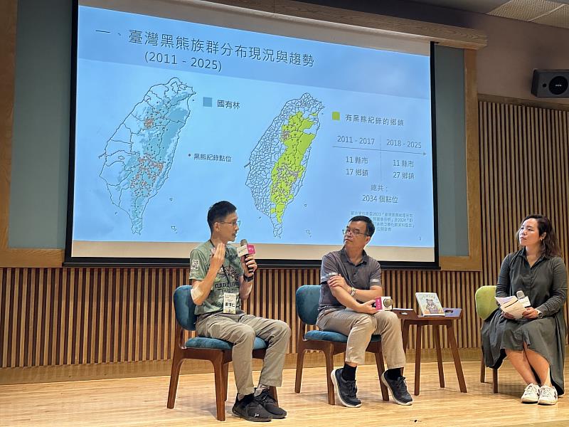 姜博仁博士利用黑熊出沒紀錄圖表，與民眾分享近年來黑熊族群數量上升，分布範圍也逐漸擴張，人熊和諧共處是全民都需學習的課題