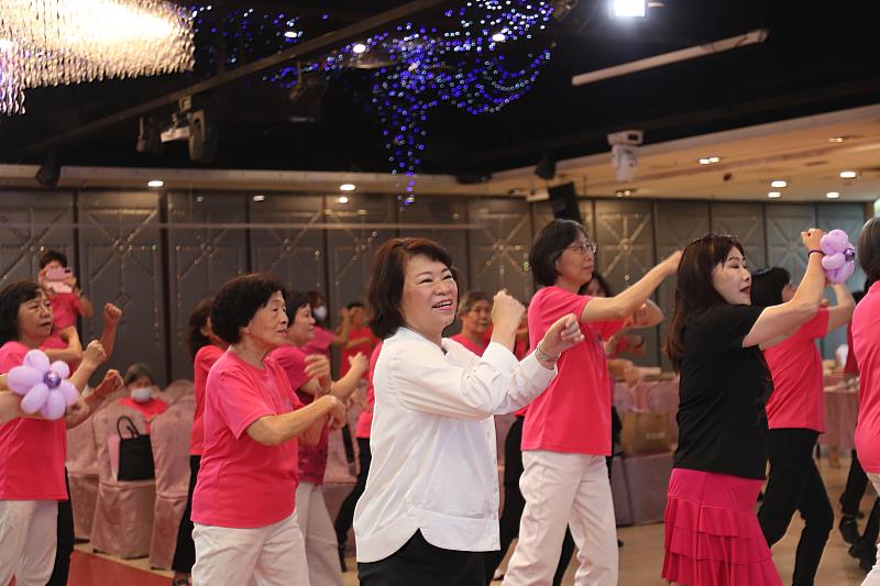 黃敏惠市長與排舞協會一同開心舞蹈