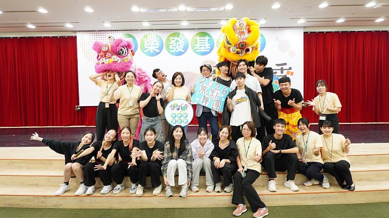 「2025張榮發基金會藝術季」首場節目由國立臺北藝術大學2026焦點舞團演出，基金會執行長鍾德美(第2排左4)與葉晉彰藝術總監(第2排左5)及表演者合照。
