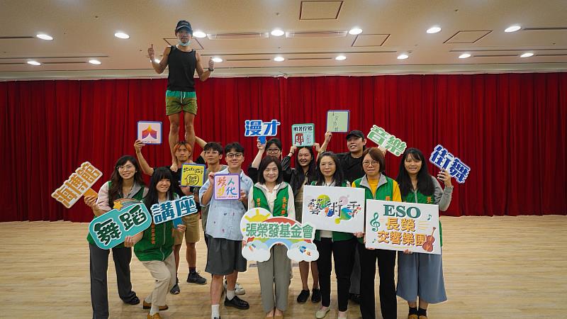 張榮發基金會執行長鍾德美(第1排左4)與藝術季壓軸節目「藝術接龍」四組台灣新銳表演團隊，為活動彩排時合照。