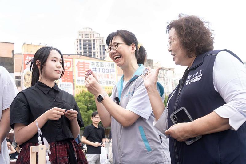 學生向秘書長張治祥介紹攤位內容