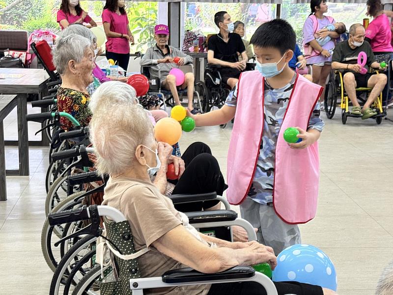 小朋友發球給長輩一起同樂