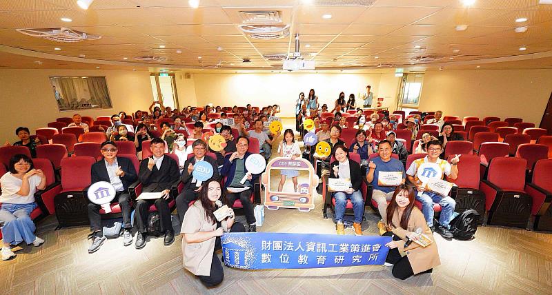 資策會8月29日舉辦「2025樂齡盃頒獎典禮歡慶祖父母節」,圖座位第一排為馬偕醫學院高齡福祉科技研究所所長楊明正(左2)、臺師大文學院院長須文蔚(左3)、資策會教研所所長張育誠(左4)、北市圖館長洪世昌(左5)、一零四(104)高年級事業群總經理吳麗雪(右3)、台灣老大人活力發展協會成漢副理事長(右2)、智家人GOGOLife創辦人葉左丞(右1)等貴賓共同合影。