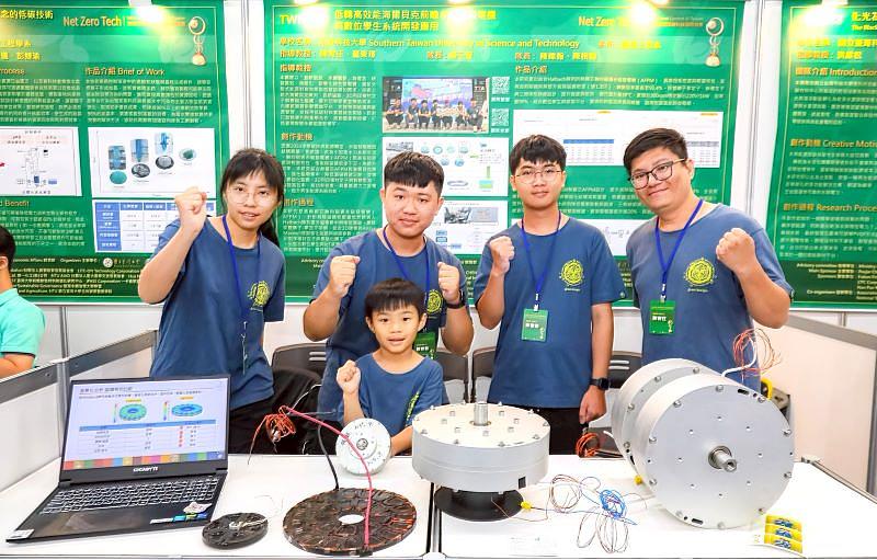 南臺科大參與「2025 Net Zero Tech淨零排放科技國際競賽」榮獲佳作，圖為參賽團隊於競賽展攤前合影，展示其創新綠能技術。