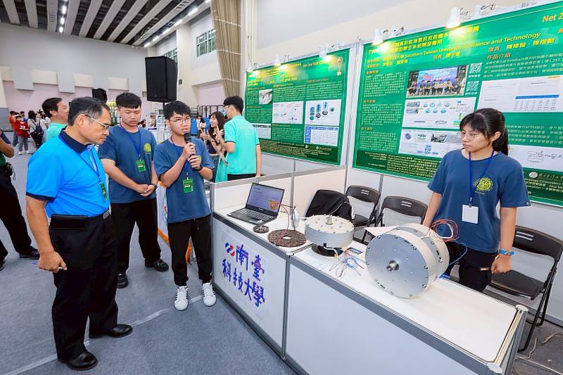 「2025 Net Zero Tech淨零排放科技國際競賽」評審團召集人國科會副主委林法正（左1）蒞臨展攤，聽取南臺科大參賽學生陳楷勳、楊子萱、陳暐翰進行作品解說，展現團隊自信與專業。