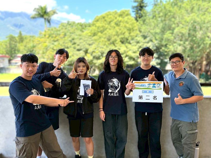 南臺科大機械系陳宥任老師（右1）與小水力發電獲獎團隊合影。團隊將作品實際應用於合作魚塭場域，將USR精神落實於在地，勇奪比賽第2名殊榮。