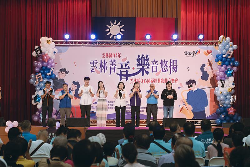 長官貴賓與演出人員大合唱