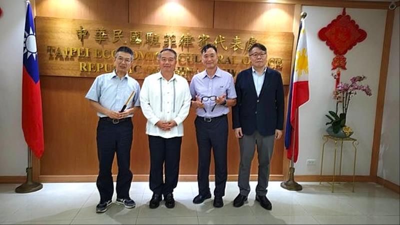 南臺科技大學代表團拜會駐菲律賓台北經濟文化代表處，感謝代表處對此國際交流活動的支持。圖為代表團成員與周民淦大使（中）、李世屏組長（左2）的合影。