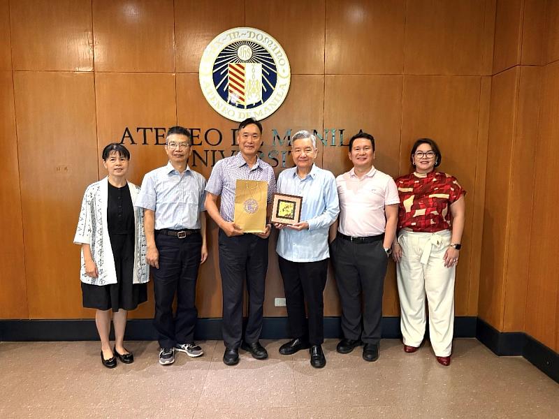 南臺科技大學代表團拜訪駐菲律賓台北經濟文化代表處。圖為黃能富校長、主任秘書張儀興國際事務長許藝菊、雅典耀大學校長Roberto C Yap、雅典耀大學工學院院長Raphael A Guerrero、雅典耀大學副校長Cristrina M Alikpala。
