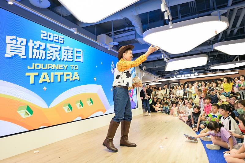 2025年貿協家庭日，董事長黃志芳變身牛仔警長James，帶著逾千名員工及家屬一起進入這個充滿童心與創意的世界。(貿協提供)
