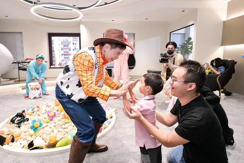 黃志芳董事長和同仁及孩子們熱情互動。(貿協提供)