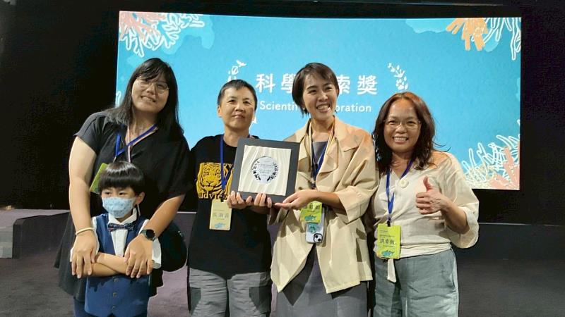 林業及自然保育署臺中分署製作的《守護：百步蛇野外護卵孵化記錄》影片，在第3屆臺灣生態環境影展中榮獲「科學探索獎」獎肯定，由國立東華大學吳海音教授(左2)頒發獎項給本片導演道綺全球傳播有限公司顏妏如(右2)