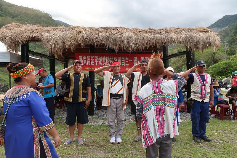 臺東縣延平鄉武陵村武陵社區發展協會隆重舉辦狩獵證頒證儀式，45位布農族獵人於部落耆老見證下正式獲頒證書