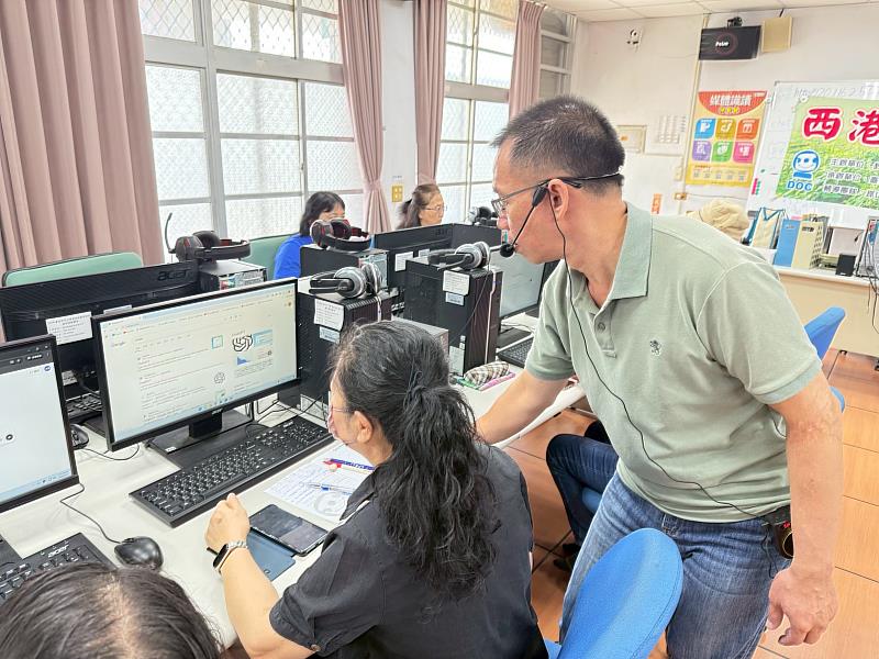 賴騏濬老師(右)指導學員電腦操作
