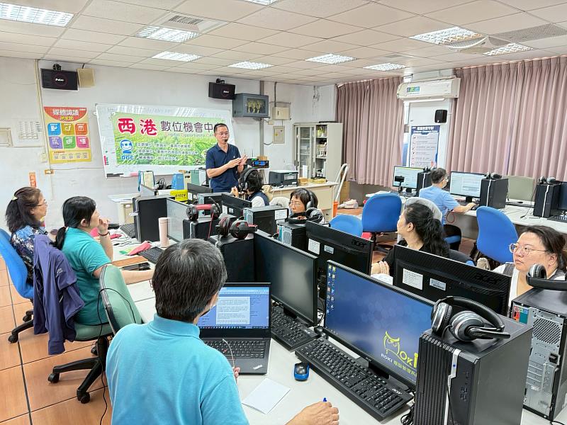 學員於家鄉廣播製作課程認真聽課