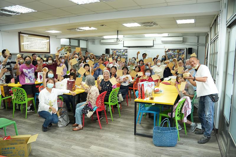 創媒院USR團隊攜手台南市安南區南興國小，共同舉辦「竹籠茨技藝分享及竹藝體驗」活動，全體合影
